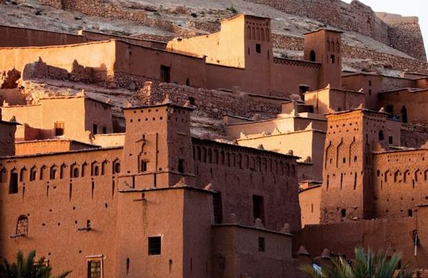 Здания, расположенные близь скалы, частично встроены в ее склон (Ксар Айт-Бен-Хадду, Марокко). | Фото: ar.tripadvisor.com. 