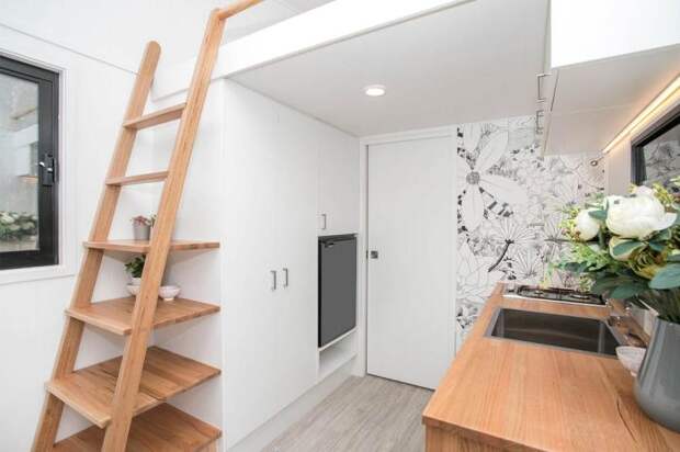 Холодильник установлен в большой камере хранения с кладовой. | Фото: tinyliving.com. Холодильник установлен в большой камере хранения с кладовой. | Фото: tinyliving.com.