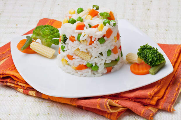 Вареный рис с овощами
