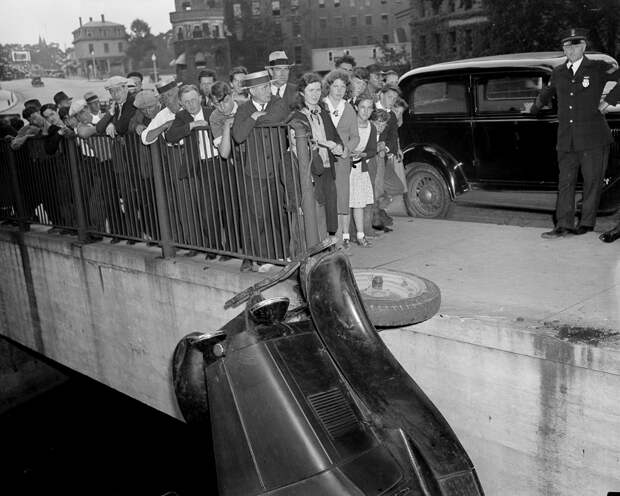 Трагичные и нелепые автомобильные аварии Бостона в 1930-х годах. Фотограф Лесли Джонс