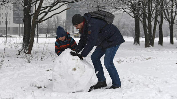 Путин поручил разработать меры по вовлечению мужчин в воспитание детей