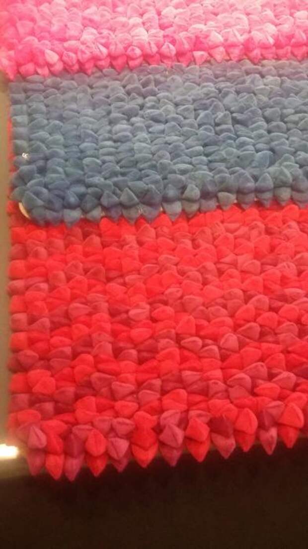Это фрагмент стенда с довольно необычными коврами Это фрагмент стенда с довольно необычными коврами