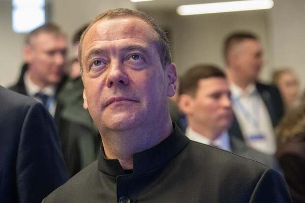 Медведев стал главным редактором новых учебников для российских школьников