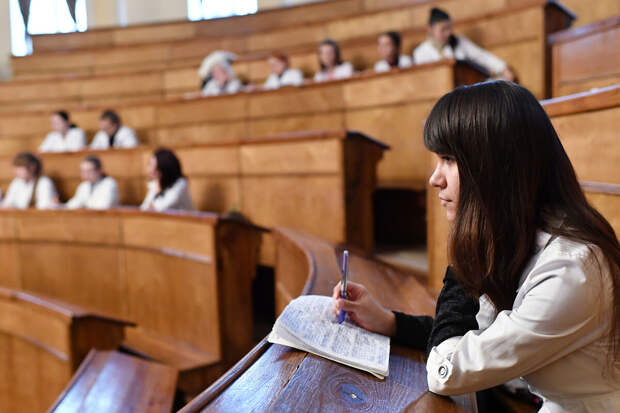 Депутат Миронов предложил повысить стипендии до прожиточного минимума