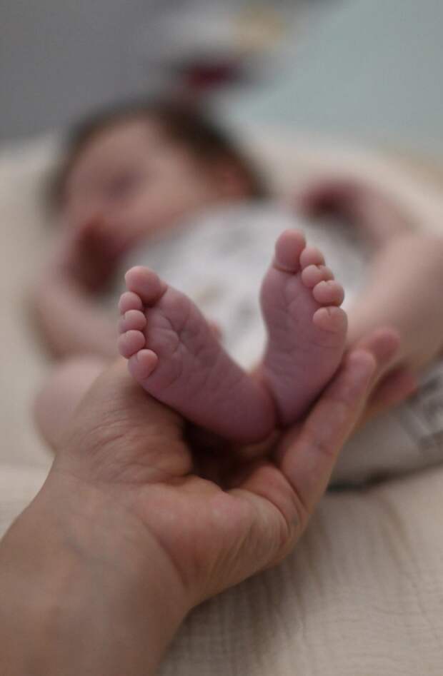 Порядок получения выплаты 25 000 рублей при рождении ребёнка в Адыгее