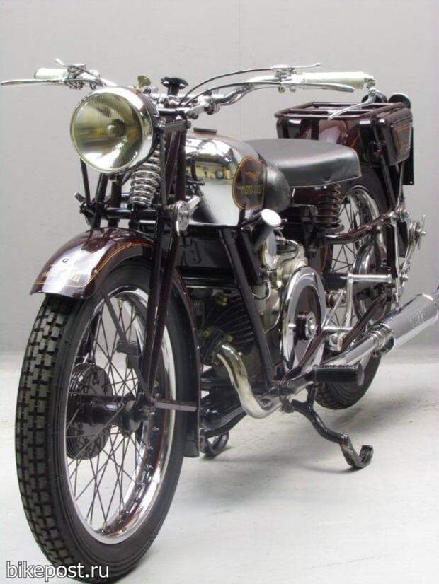Старинный мотоцикл Moto Guzzi GTS 1938