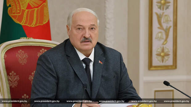 Чиновники подарили Лукашенко баночку снюса