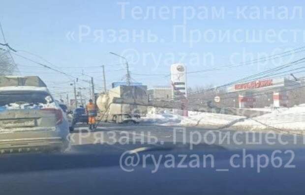 В Рязани упавшая опора ЛЭП парализовала движение на Московском шоссе