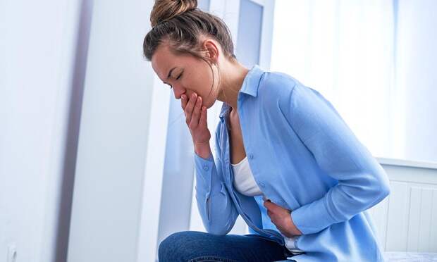 Не пейте воду при приступе тошноты, лучше попробуйте это: врачи оценили трюк из соцсетей