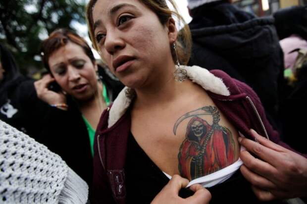 Мексиканка демонстрирует татуировку Санта Муэрте. | Фото: thedailybeast.com.