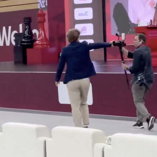 Карлсен оттолкнул камеру оператора после поражения от россиянина