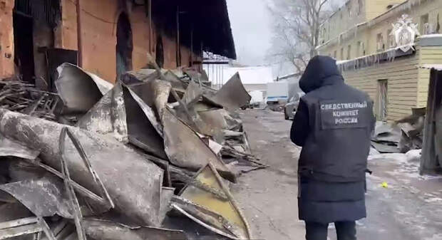 СК показал завалы на цветочном складе в Москве, под которыми погибли люди