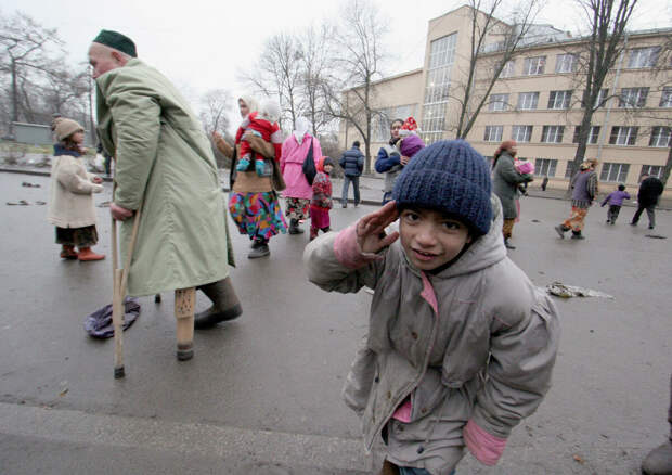 Нередко мигранты приезжают целыми семьями. И это уже похоже на цыганский табор. Фото: © Zamir Usmanov  Russian Look/Globallookpress. 