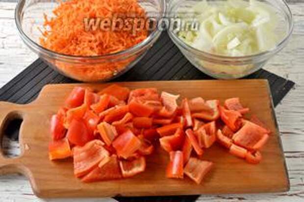 Лук (300 г), морковь (300 г) очистить. У перца (300 г) удалить семена и вырезать плодоножку. Перец нарезать крупными кусками. Морковь натереть на тёрке с крупными отверстиями, лук нарезать полукольцами.