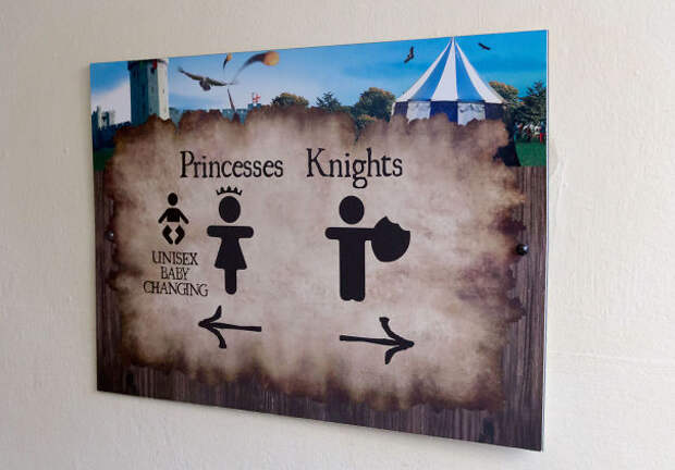 Принцессы и рыцари вывески, креатив, таблички, туалет, юмор