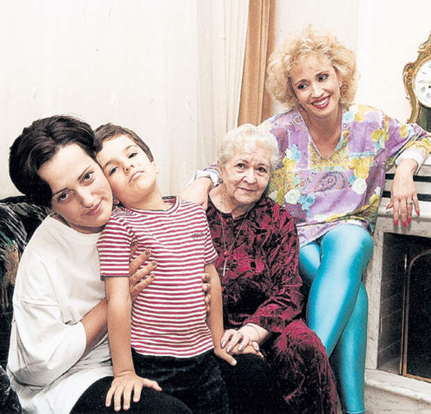 Ещё два года назад Ирина АЛЛЕГРОВА была счастлива в подмосковном доме со своими родными - мамой Серафимой СОСНОВСКОЙ, дочерью Лалой и внуком Сашей