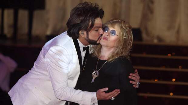 Филипп Киркоров трогательно обратился к Алле Пугачёвой в день её 77-летия: «Верю, что ещё свидимся»