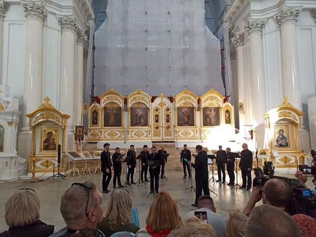 Сам Бог велел: как Петербург отпраздновал открытие нового пространства в Смольном соборе