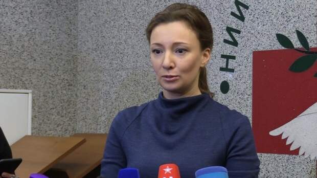 Кузнецова призвала усилить родительский контроль в школах
