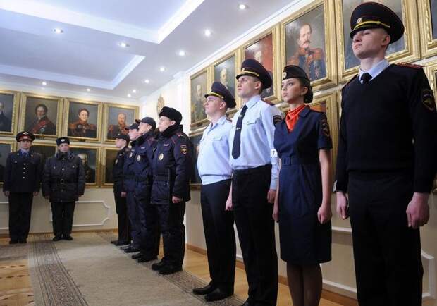 Полицейских переоденут в новую дизайнерскую форму (10 фото)