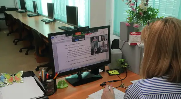 В школах Сибири занятия будут начинаться с поднятия флага и исполнения гимна России