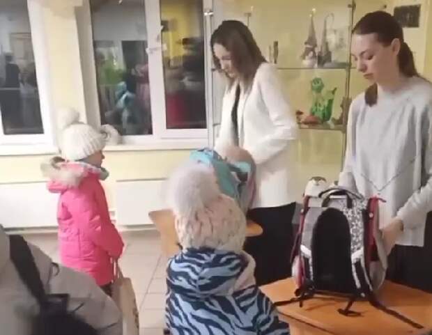 В школе одноклассницу. В школе одноклассницу. Задрали юбку однокласснице. Лезет одноклассница. Лезет одноклассница.