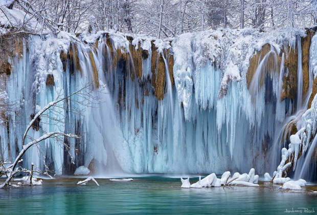 FrozenWaterfalls06 Удивительные замерзшие водопады по всему миру