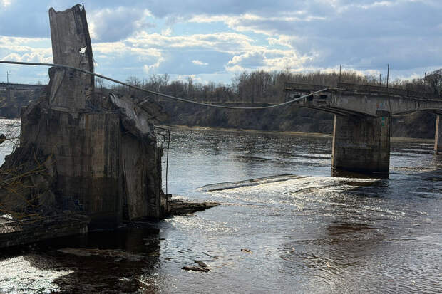 В Волхове Ленинградской области обрушился автомобильный мост