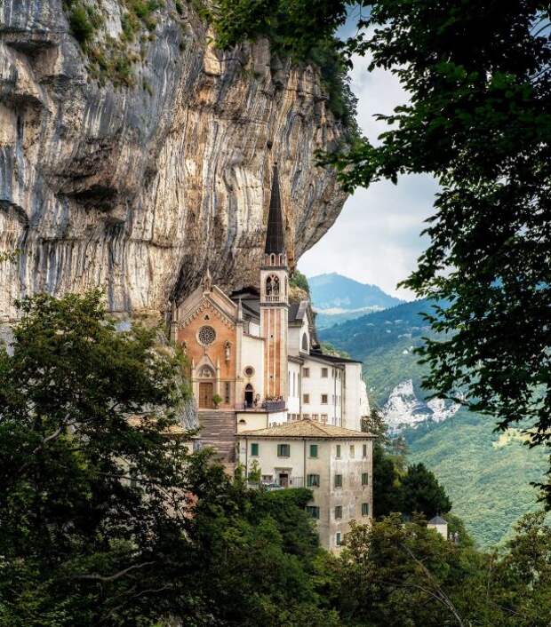 Каменная корона «венчает» церковь на краю утеса (Santuario Madonna della Corona). | Фото: etotam.com.