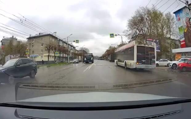 В центре Рязани фура оборвала провода