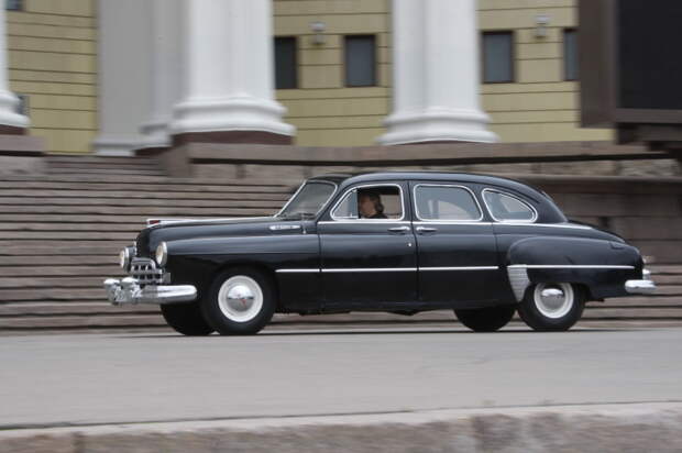Представительский седан ГАЗ-12 ЗИМ выпускали с 1948 по 1960 год. | Фото: zr.ru.