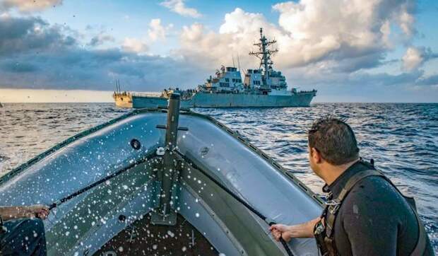 Эсминец ВМС США в Черном море взяли под контроль