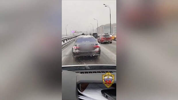 Упрямый водитель перед мчащейся с сиреной машиной скорой помощи в Москве попал на видео