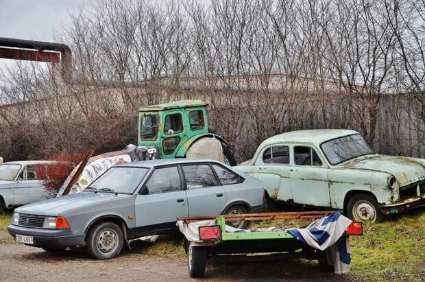 Вокруг склада залежи старых советских авто, ржавеющих под дождем и снегом. автомузей, коллекция, коллекция авто