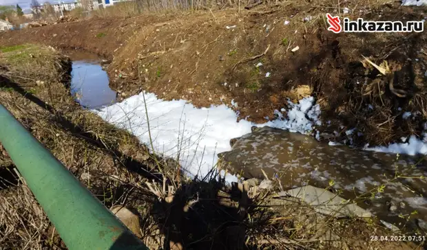 «Летает по всей округе»: В поселке Казани образовался пенный поток