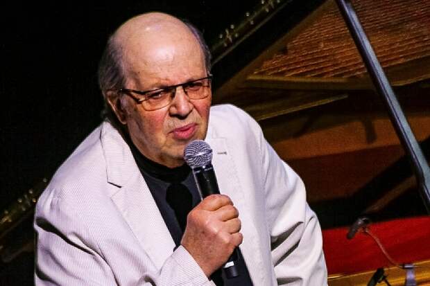 Известного музыканта Бриля срочно увезли в больницу из-за сердца