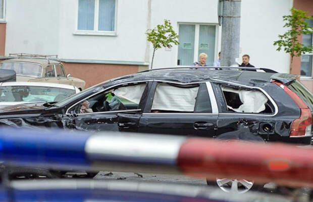 За ВДВ! В Волгограде мстительный пенсионер на ГАЗ-21 протаранил 12 элитных внедорожников чиновников