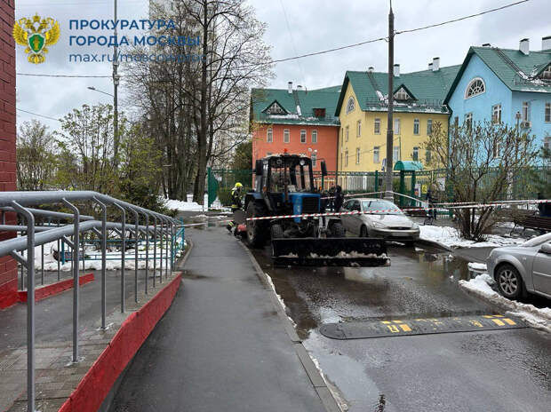 Затянутый под щетку трактора 12-летний школьник из Москвы залез на технику из-за любви