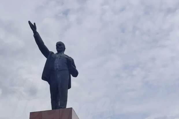 В Батайске задержали мужчину за порчу памятника Ленину