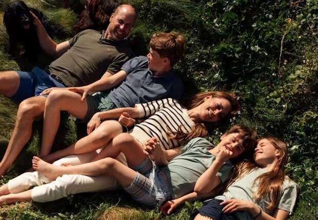 Кейт Миддлтон и принц Уильям опубликовали фото с детьми в честь 15-й годовщины брака