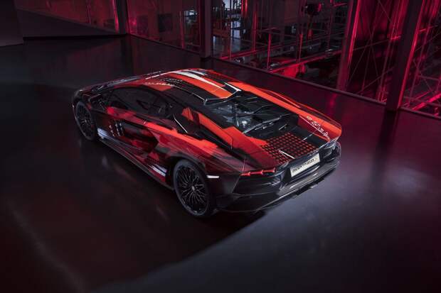 Модельер превратил Lamborghini Aventador S в арт-объект