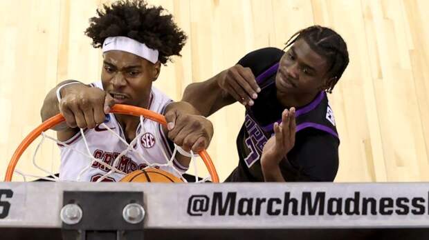 Alabama's Nick Pringle dunks over a Grand Canyon defender.