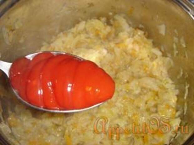 Затем добавить томатную пасту, тушить до полного выкипания воды
