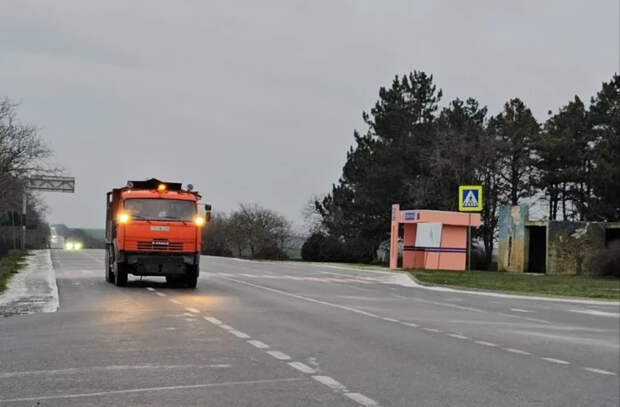 Дорожники приняли меры по борьбе со скольжением на трассах