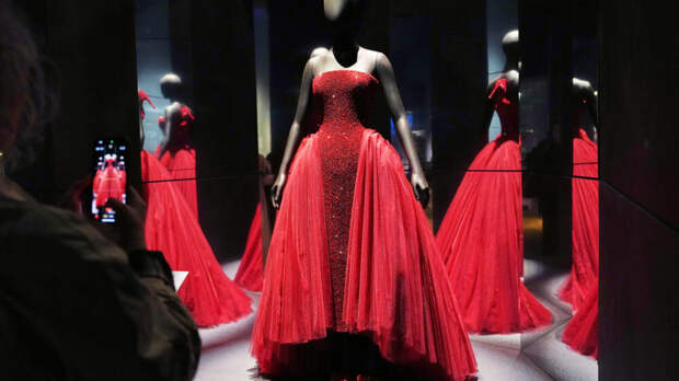 В Музее Виктории и Альберта открылась первая британская выставка Schiaparelli: Что нужно знать