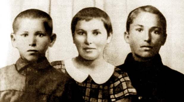Дети Василия Чапаева - Аркадий, Клавдия, Александр. Фото 1922 года.