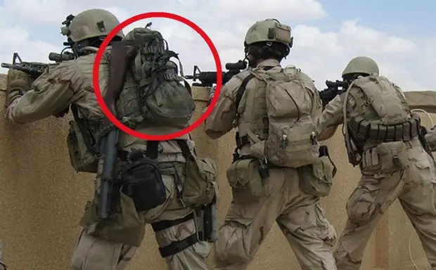 Объяснить боевой. Спецназ прикрывает. Карабин на спине бронежилета. Почему спецназ носит маски. Защита поясницы для бронежилета.