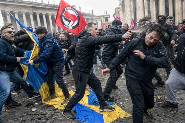 Драка в День освобождения: почему левые в Риме атаковали друг друга из-за флагов Украины
