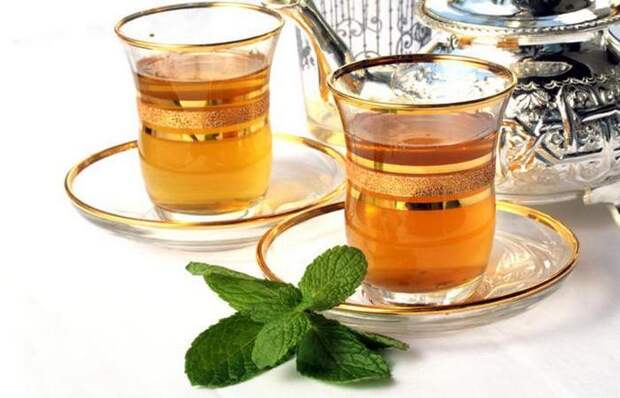 Смесь мяты, листьев зеленого чая и щедрой порции сахара.