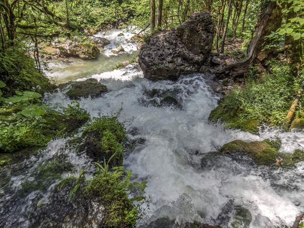 Водопад Исиченко, внизу река Курджипс.